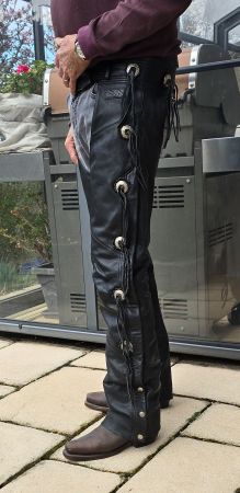 Chaps cuir moto custom avec franges, style vintage.