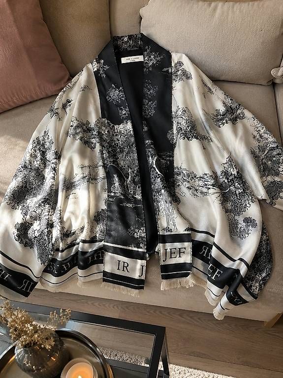 Foulard & Sciarpe: Sciarpa / Stola elegante bianco e nero 185×65 cm – Nuovo e nell'imballaggio originale da Lugano venduto da solowolford