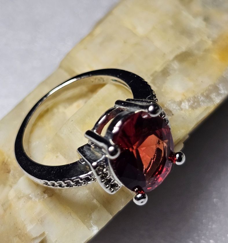 Anelli: Klassischer Ring mit rotem Zirkonia, 925 versilbert, Gr. 8 – Nuovo (secondo la descrizione) da Grenchen venduto da maretop 1