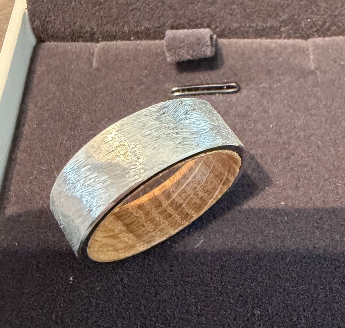 Bagues: Ring aus Stahl mit Eichenholz – Neuf (Voir description) à Embrach par uclapanda