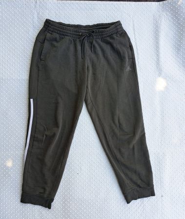Schöne Adidas Trainerhose / Jogginghose olivgrün, Gr. M
