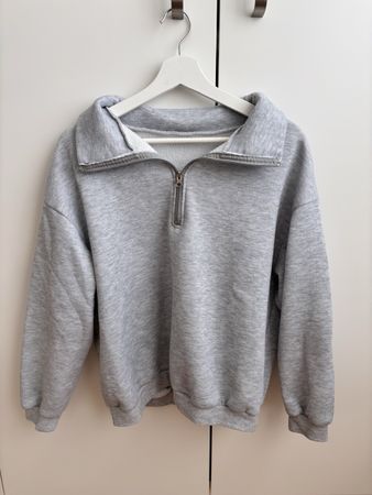 Grauer Sweatshirt-Pullover