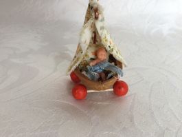 Mini Puppenwagen mit Baby fürs Puppenhaus