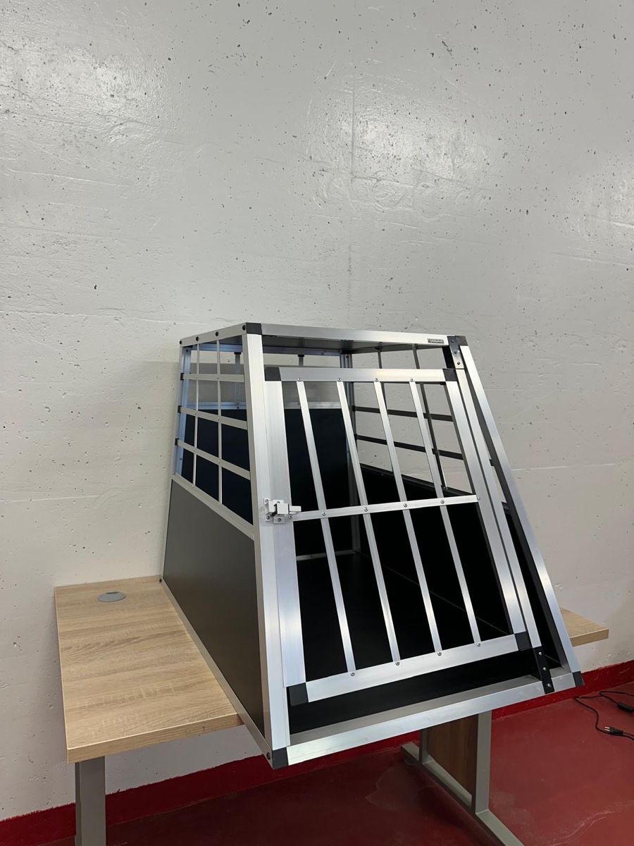 Cages, transport & sécurité: Auto Hundebox  – D'occasion à Stalden VS par san_ws9b