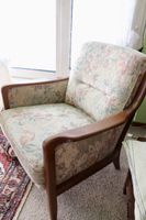 Sessel mit Holzrahmen und Blumenmuster gebraucht