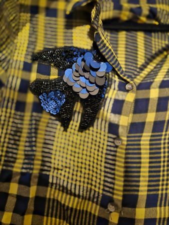 Gelb karierte Bluse mit Schmuck, Gr. M