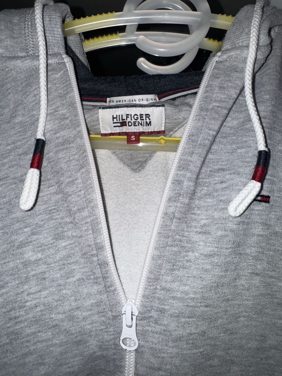 Tommy Hilfiger Jacken: Tommy Hilfiger Hoodie Grau Gr. S – Gebraucht aus Pfäffikon ZH von Tetu.33 1