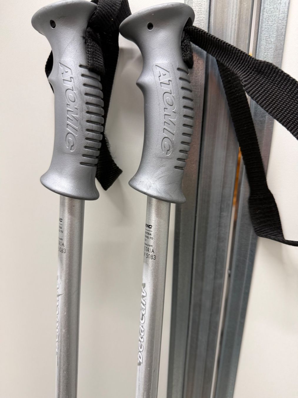 Skis: Sci da discesa Atomic Beta con scarponi e bacchette – Gebraucht aus Gossau ZH von SistersBeauty 3