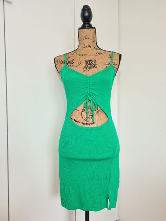 Grünes Sommerkleid Gr. M - figurbetont und sexy!