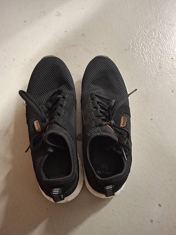 Scarpe da donna: schwarze leichte Turnschuhe  Bench Nr 41 – Usato da Effretikon venduto da CorneliaM03
