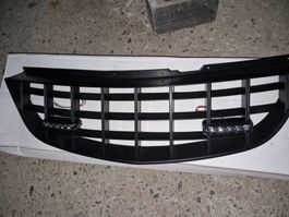 Kühlergrill Opel Corsa D mit Tagfahrlicht.