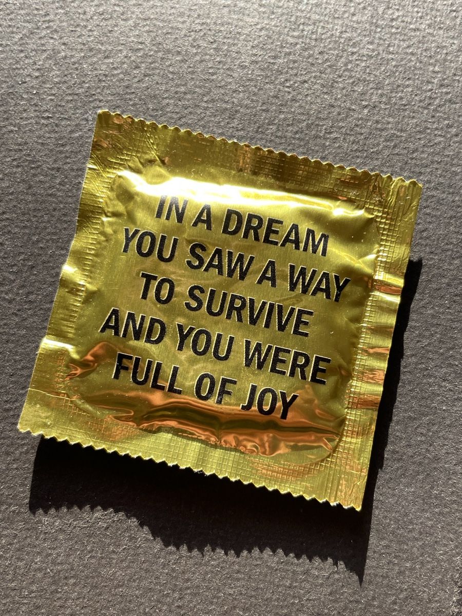 Prevenzione: Jenny holzer ephemera Kunst art condom – Nuovo (secondo la descrizione) da Basel venduto da Amechan.