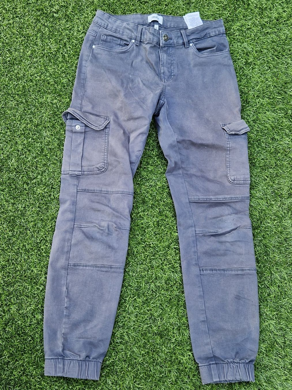 Hosen: Cargo Jeans grau Grösse 36 – Gebraucht aus Galgenen von Sisipus