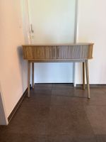 Schönes Highboard mit Lamellentüren