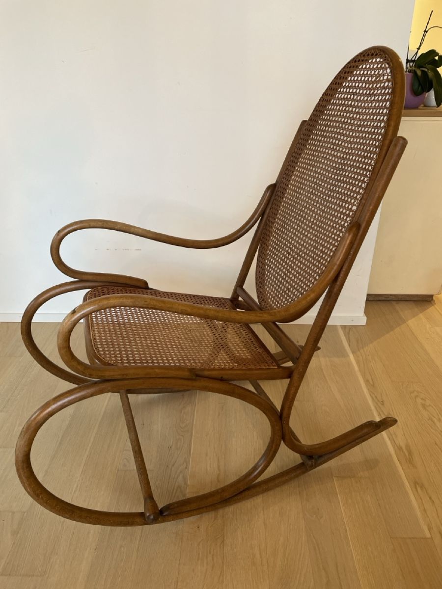 Stühle: Rattan-Schaukelstuhl antik – Gebraucht aus Schaffhausen von Ginavo