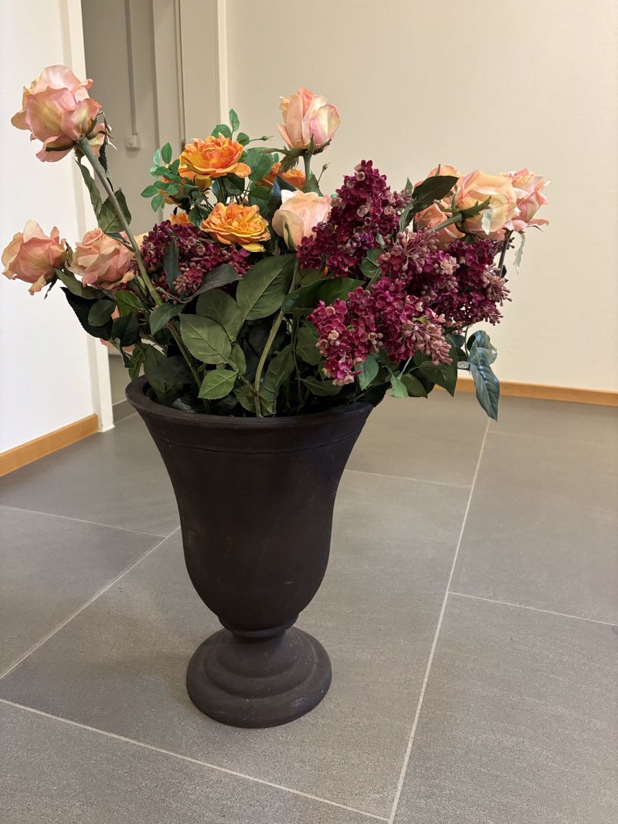 Alle Dekorationen: Gesteck mit Vase - Kunstblumen Arrangement – Gebraucht aus Erlenbach ZH von