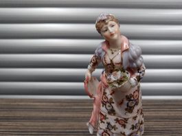 Dresden Volkstedt Porzellanfigur Dame mit Blumenkorb