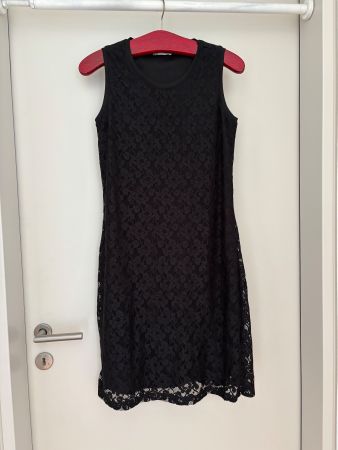 Elegantes schwarzes Spitzenkleid – Figurbetont & gefüttert