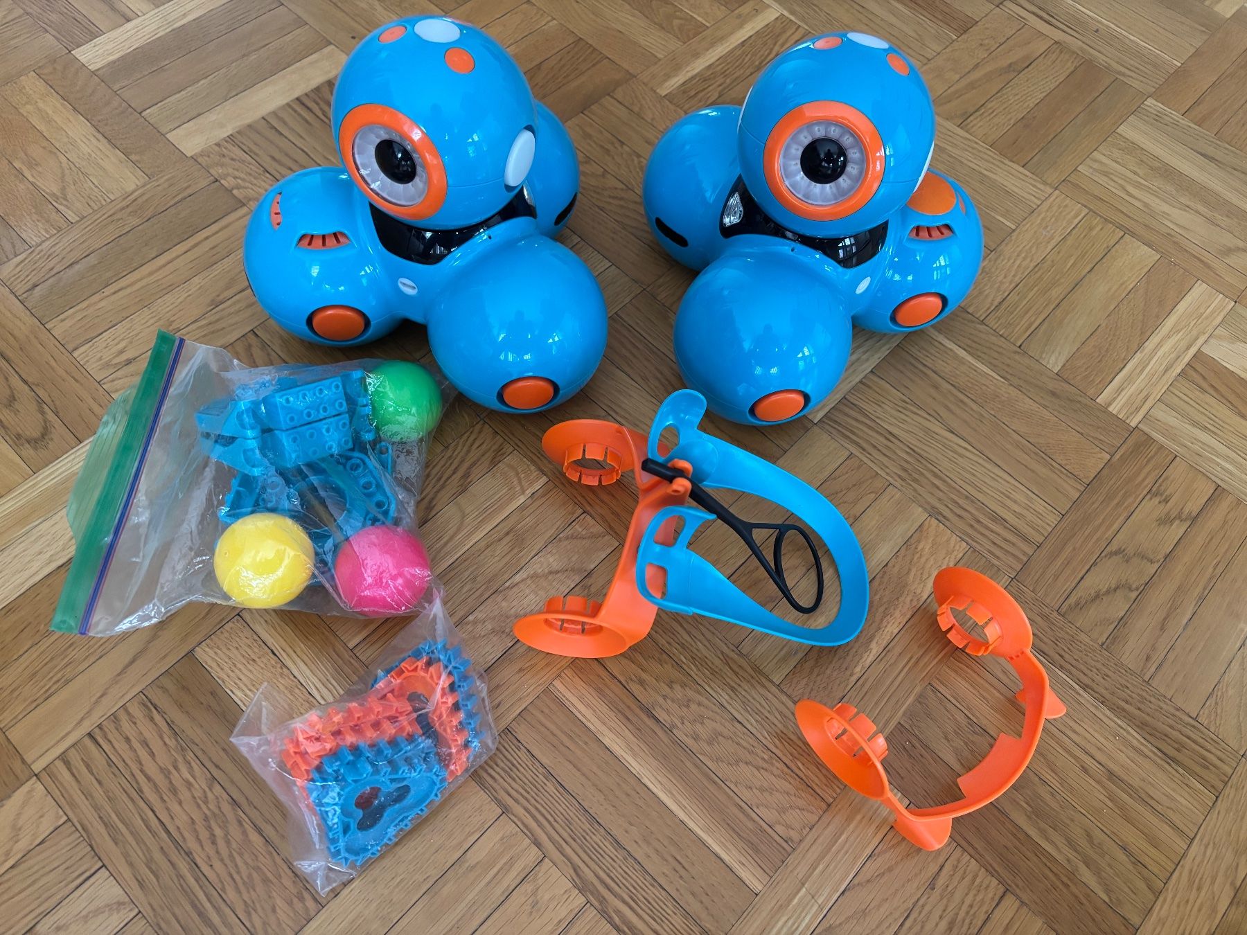 Jouets: Lot de 2 robots Dash et accessoires – D'occasion à Veyrier par MargaritaR