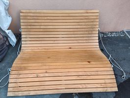 Wellenholzliege als Schaukel