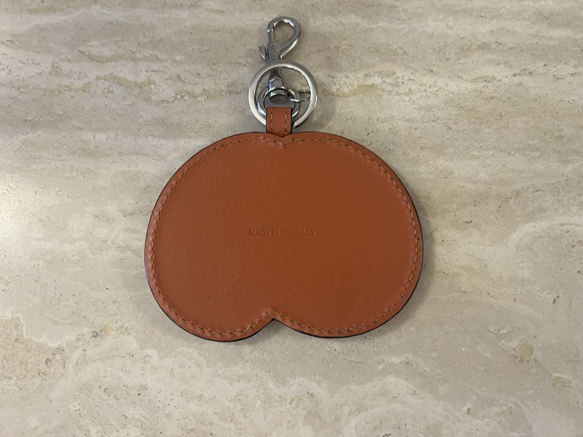 Jw Anderson Portachiavi: JW Anderson Orange Peach Keychain – Nuovo (secondo la descrizione) da Ebmatingen venduto da dartim 5