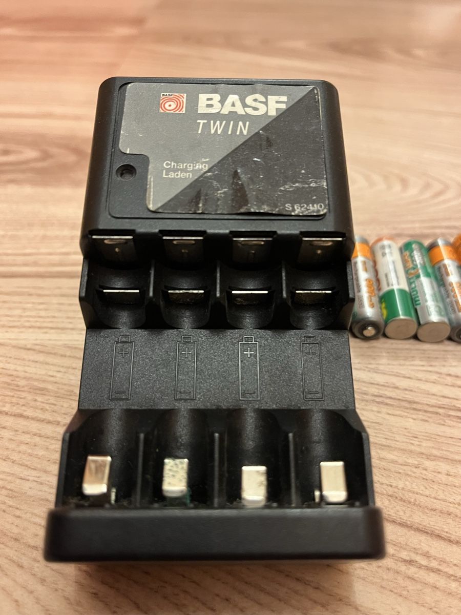 Caricatori & Batterie: BASF Twin Ladegerät mit Akkus, AA und AAA – Usato da Niederwil AG venduto da VST92 1