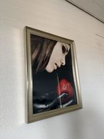 Gerahmtes Bild Frau mit Apfel, Goldrahmen 45 x 35 cm