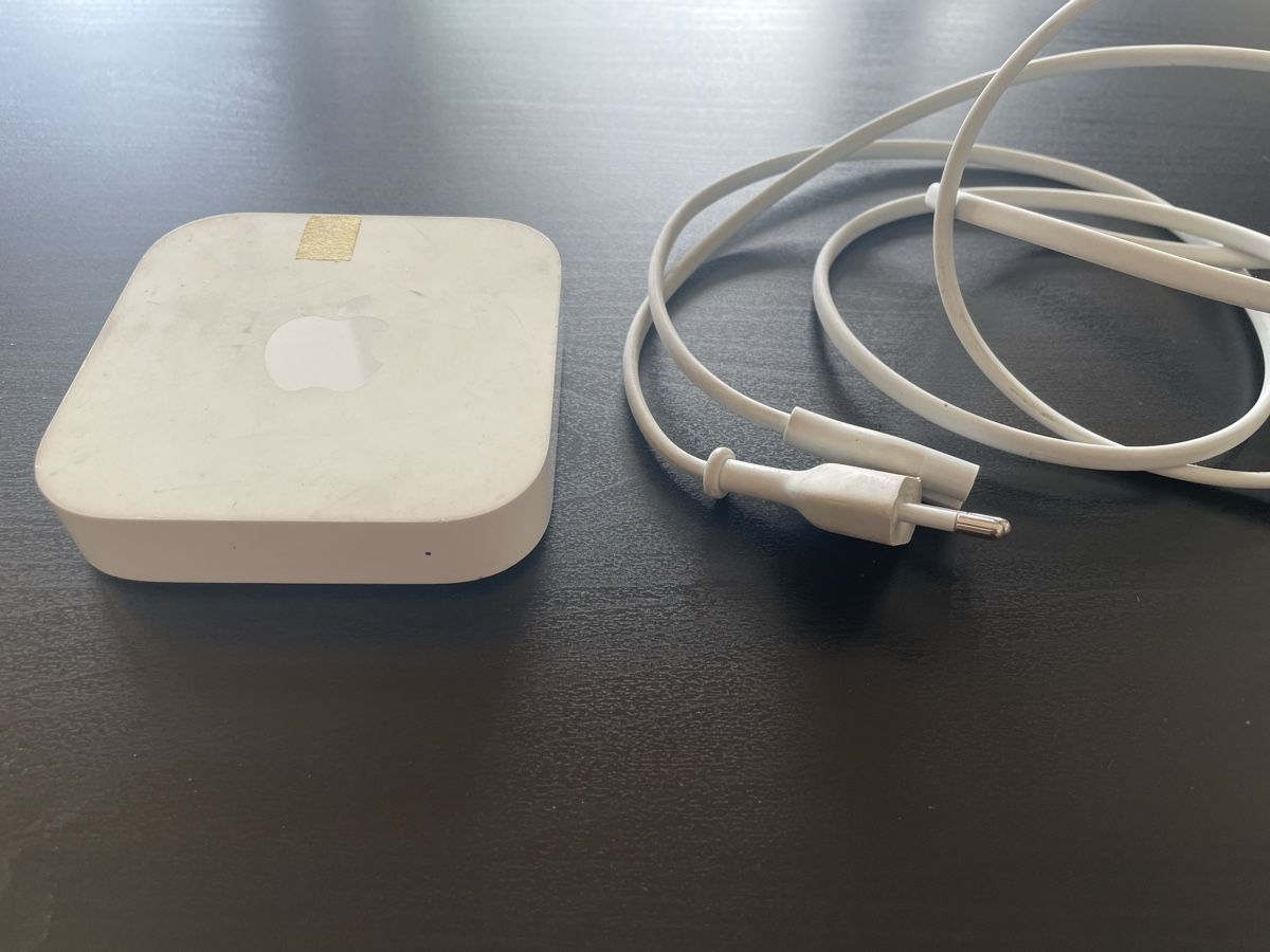 Apple Modem & Router: Apple AirPort Express router wireless – Usato da Lugano venduto da fab_rt7w 1