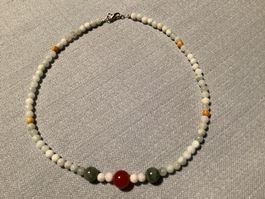 Moderne Edelsteinkette: Jadekette mit Rubinstein