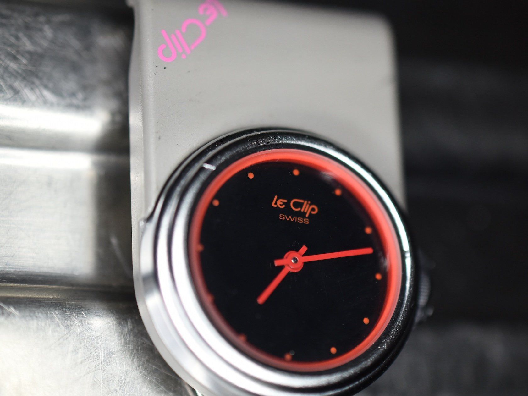 Orologi: LeClip, Die Anklemmuhr, schwarz rot grau, Std Min – Usato da Emmen venduto da renerich 1