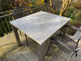 Gartentisch mit Steinplatte und verschweisstem Metallgestell