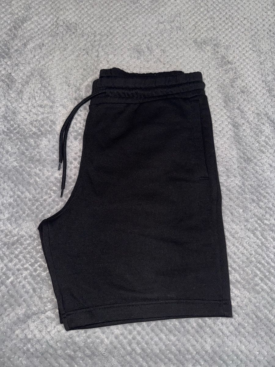 H&M Hosen: Short noir H&M – Gebraucht aus Aigle von ama_n8k2