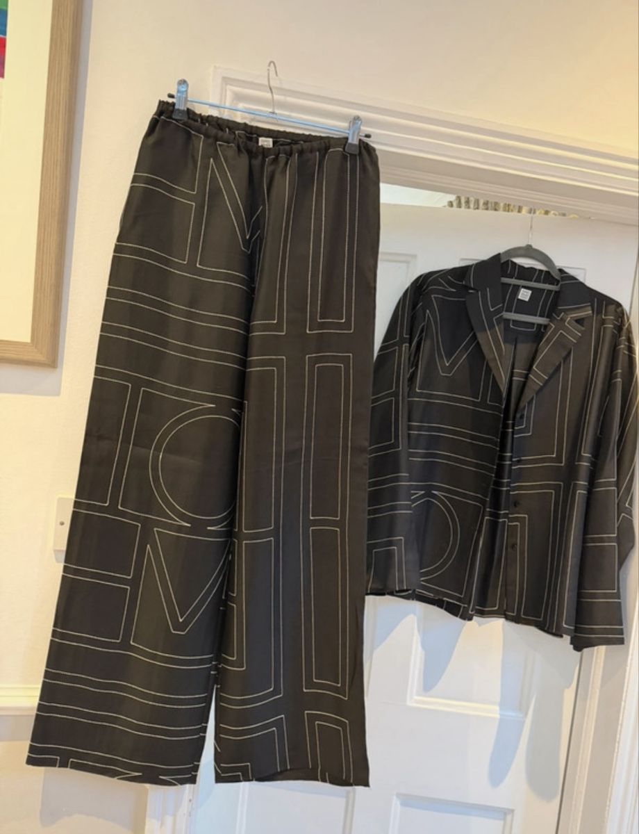 Lotti di vestiti: Toteme set  – Nuovo (secondo la descrizione) da Zürich venduto da lea_k85g