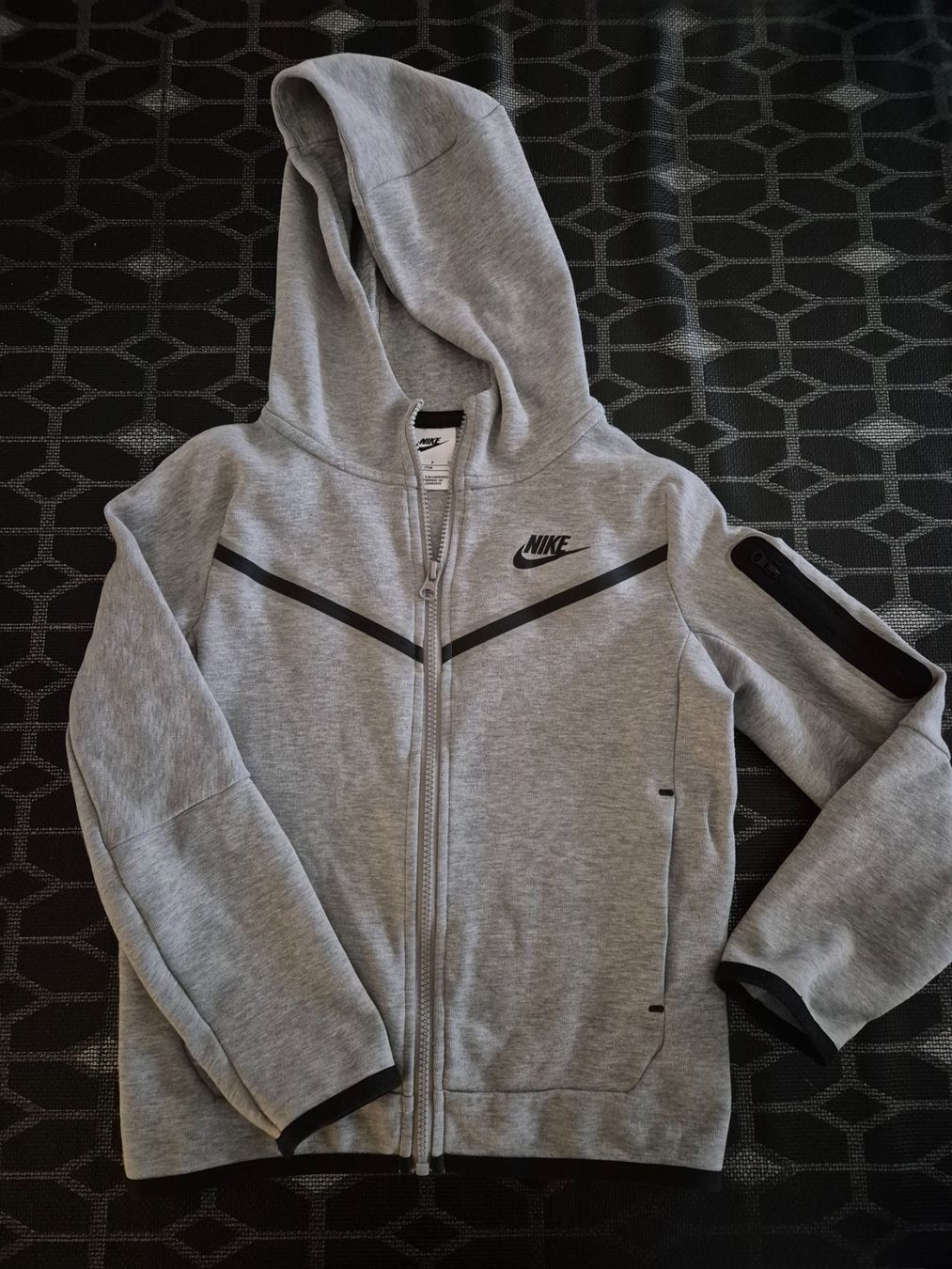 Nike Giacche & Cappotti: Nike tech Jaquette à capuche – Usato da Sierre venduto da syl_6x2h