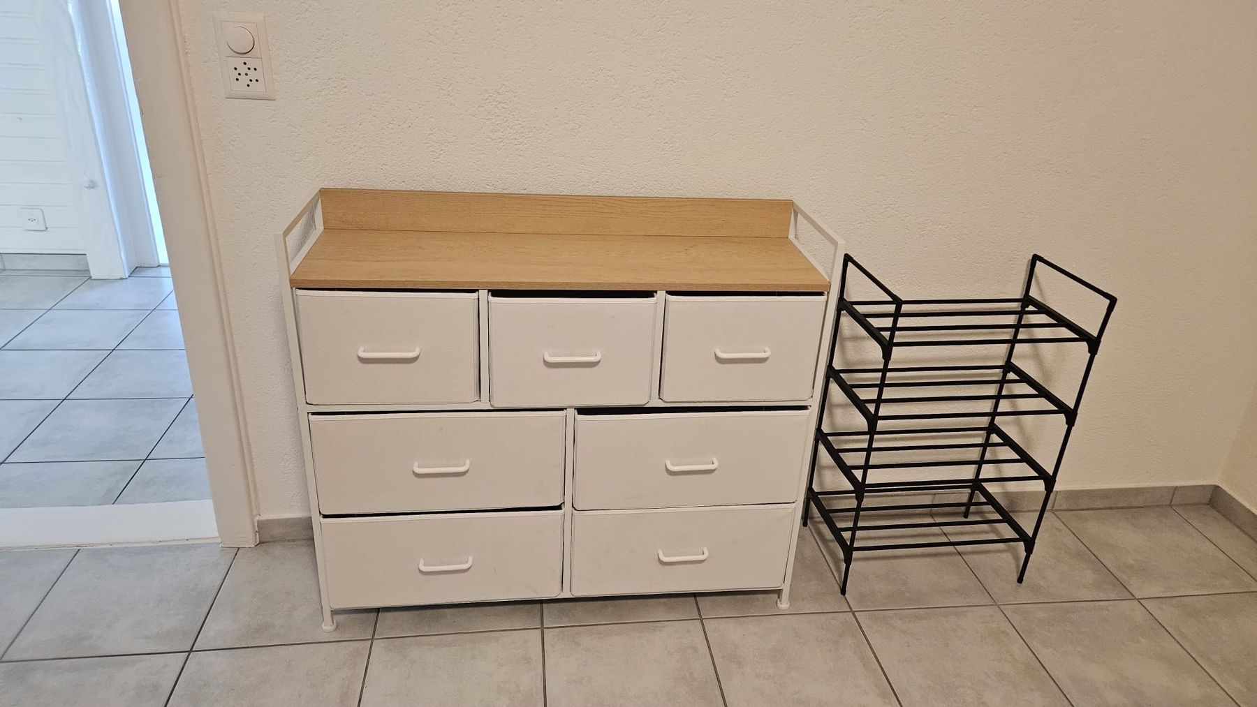 Cassettiere: Comodino con 7 cassetti bianco e piano legno + scaffale – Usato da Ebikon venduto da kar_wt8n