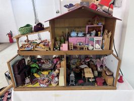 Puppenhaus aus Holz mit viel Zubehör (27)