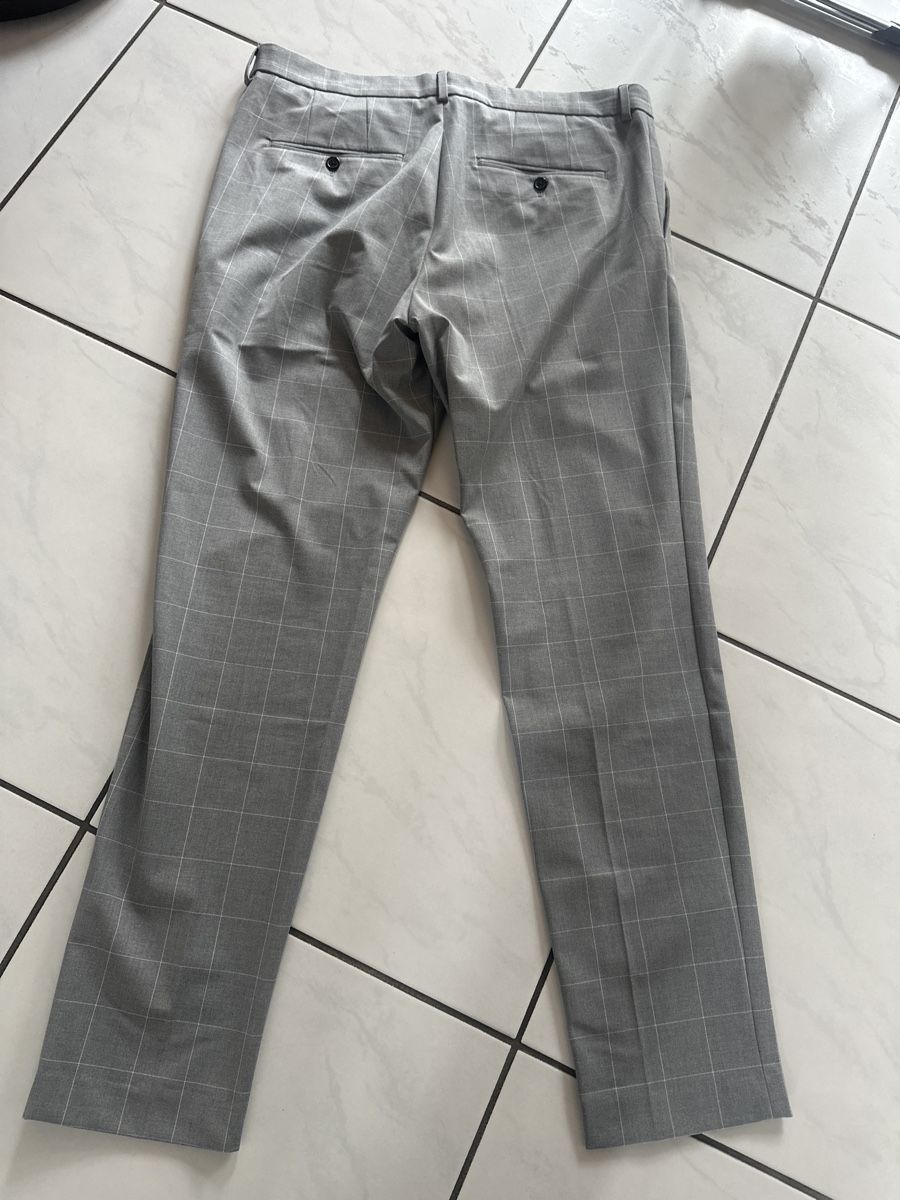 H&M Pantaloni: H&M Stoffhose grau weiss gestreift Gr. 36 – Usato da Wileroltigen venduto da torro11 3
