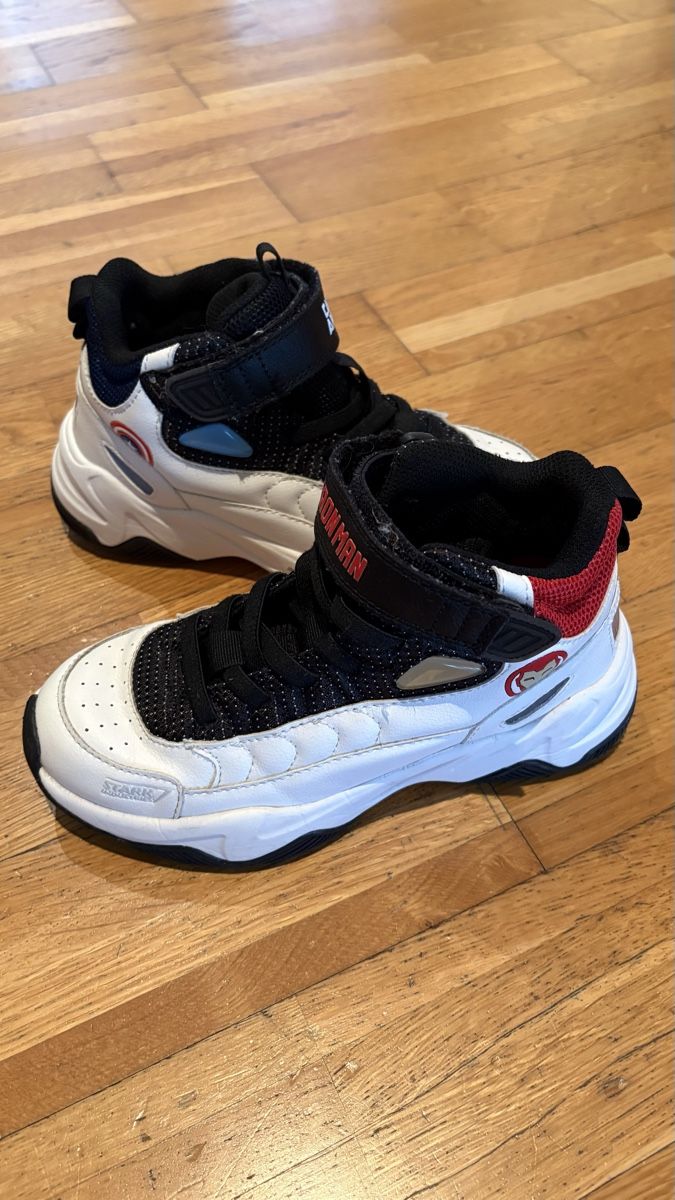 Zara Chaussures garçon: Avengers Turnschuhe Grösse 33 – D'occasion à Stäfa par sch_m7kj