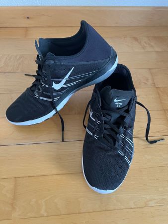 Sneaker NIKE Free TR6 schwarz Gr. 40 neu ungetragen