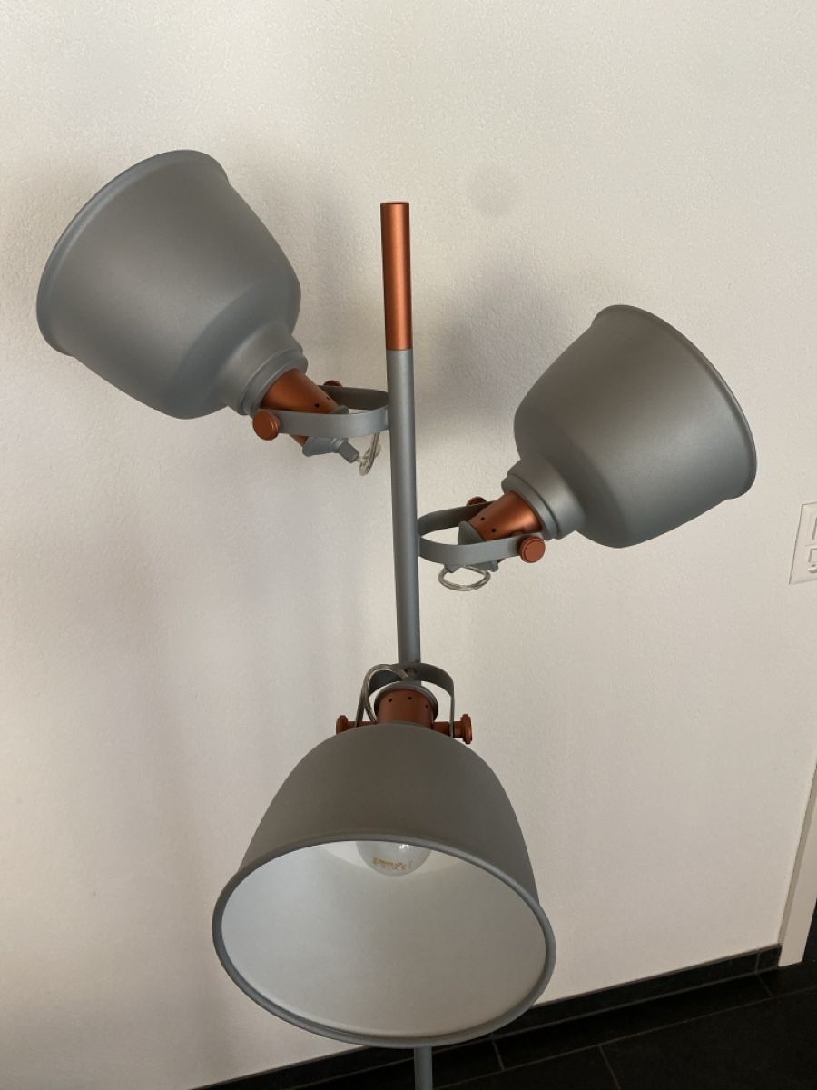Lampade: Stehlampe Grau mit 3 Lampenschirmen – Usato da Bennau venduto da Balabing 4