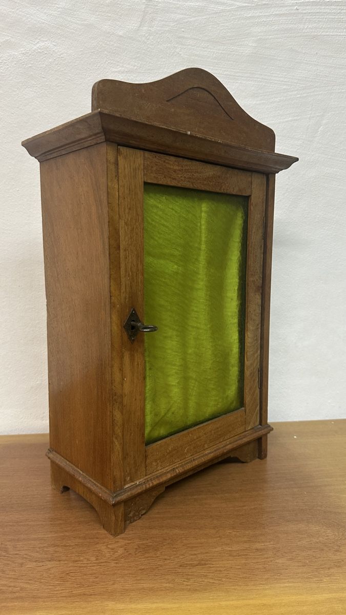 Armoires: Small Wooden Cabinet with Lock and Key – D'occasion à Schlieren par Norauro 1