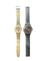 Lot de deux montres Swatch transparentes et noires usagées