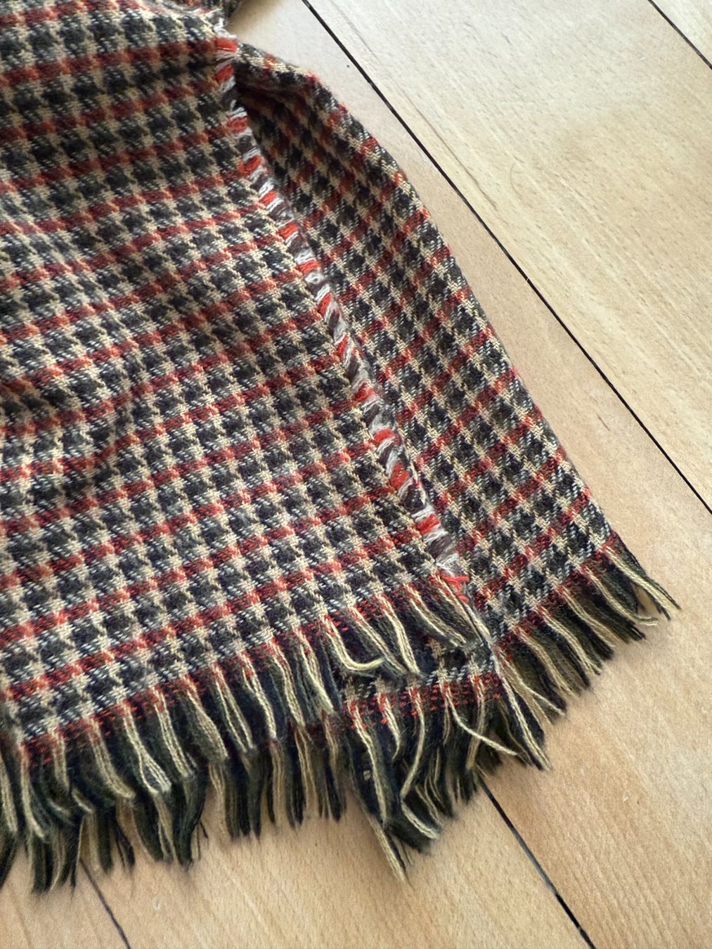 Foulards & écharpes: Strick Schal beige-schwarz-rot kariert – D'occasion à Zürich par Diazaio 1