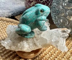 Kunstvolle Froschfigur aus Amazonit auf Bergkristall✨Unikat!