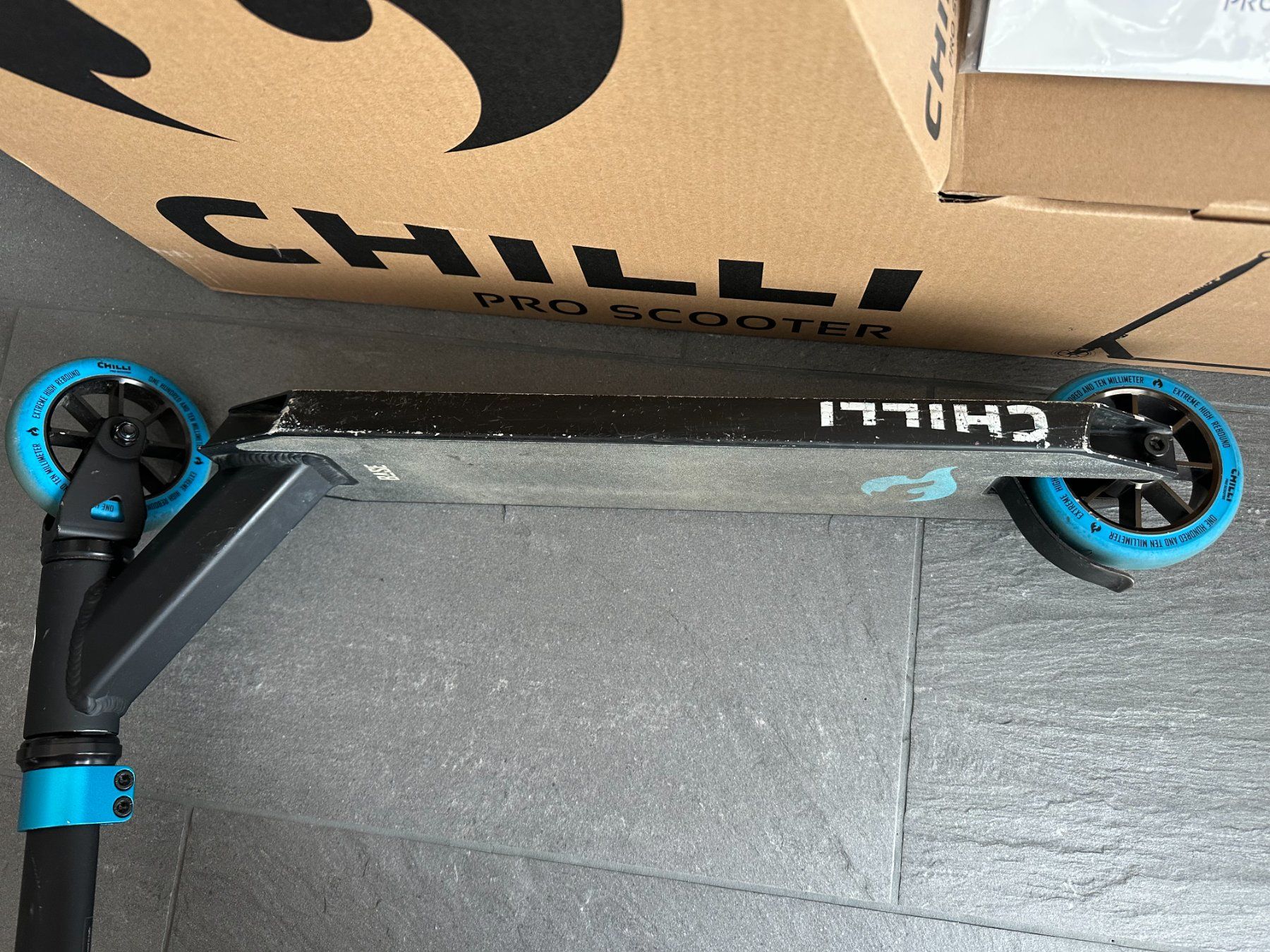 Chilli Kickboard: Chilli Pro Scooter Base Schwarz/Blau – Usato da Boppelsen venduto da KASIBO 2