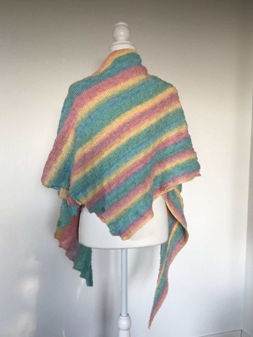 Foulard & Sciarpe: Dreiecktuch - pastell - Handarbeit – Nuovo e nell'imballaggio originale da Riniken venduto da KreativImKopf 2