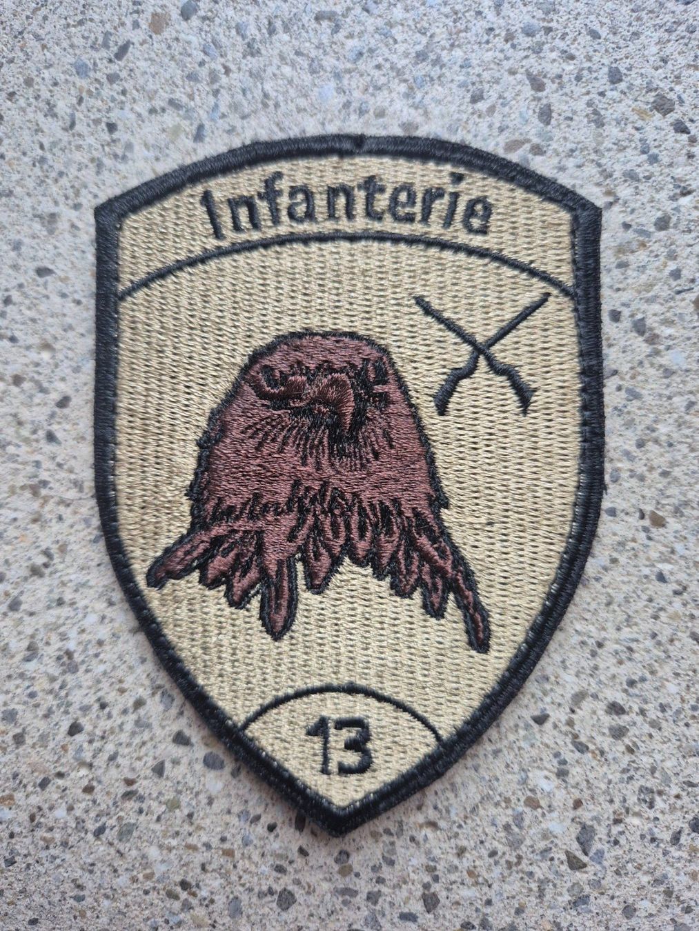Schweizer Armee Placchette & Badge: *** Badge Infanterie 13 mit klett *** – Nuovo e nell'imballaggio originale da Riedholz venduto da fr_sIruP
