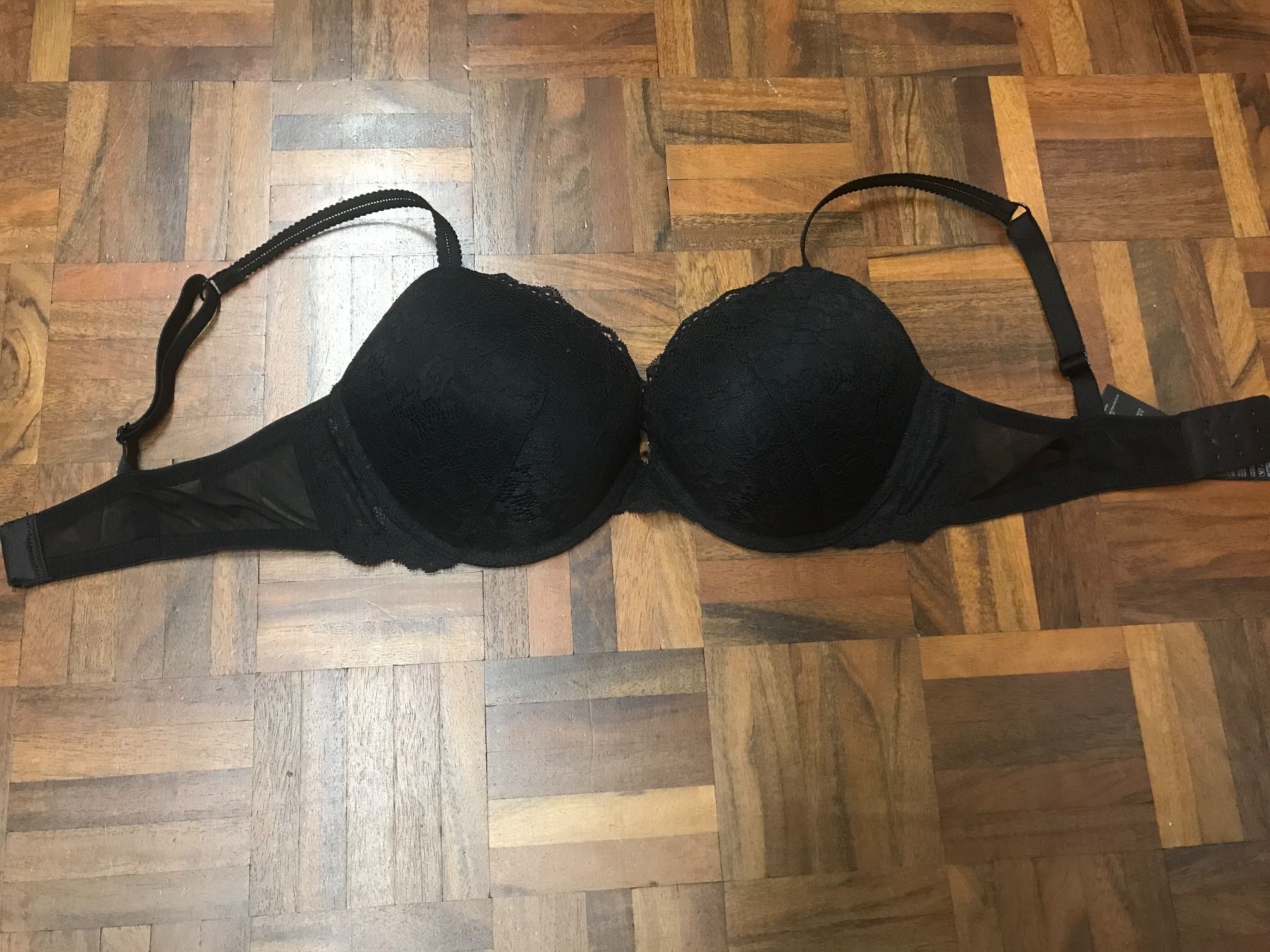 H&M Altra biancheria intima: Schwarzer BH 85C von H&M – Usato da St. Margrethen SG venduto da kellenbh