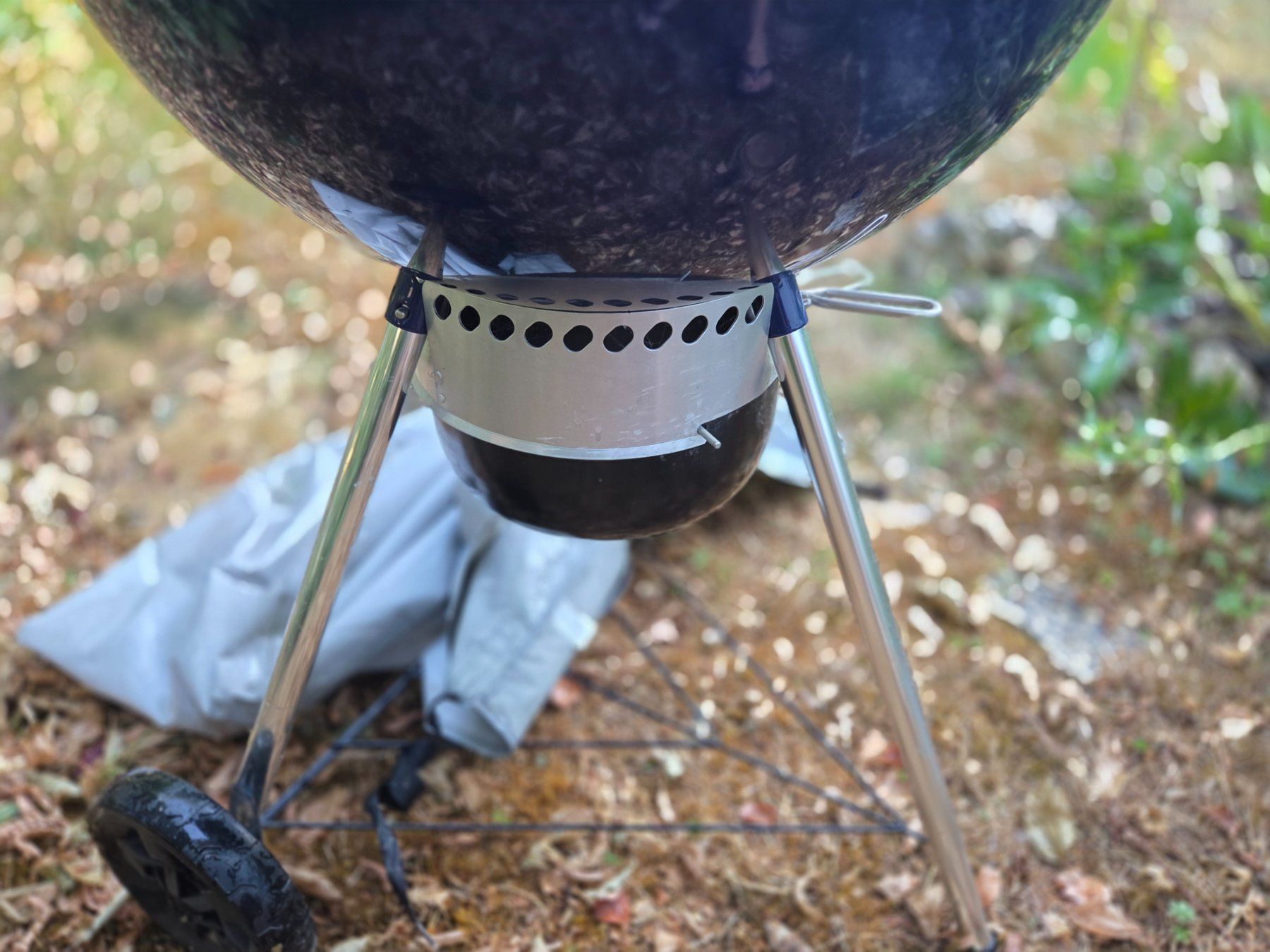 Weber Grils: Neuwertiger Weber Holzkohlegrill, Master – Neuf (Voir description) à Therwil par sunneblumen 3