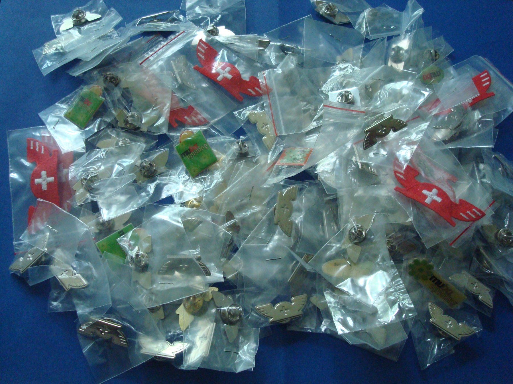 Basler Placchette & Badge: MUBA Basel ein Lot Pin neu – Nuovo e nell'imballaggio originale da Riehen venduto da Baerewaegli